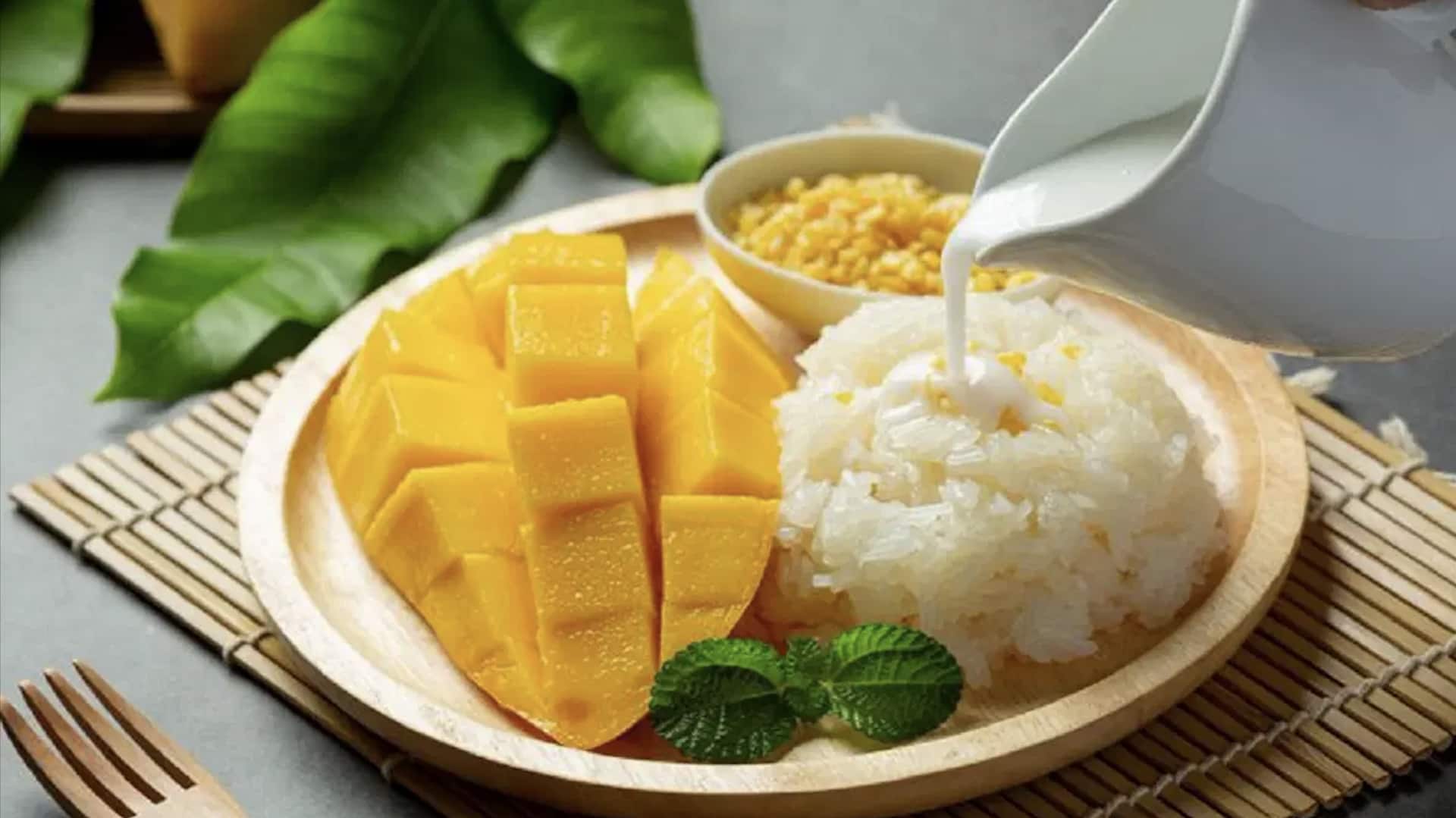 ข้าวเหนียวมะพร้าวหอมกับอัลมอนด์กรอบ