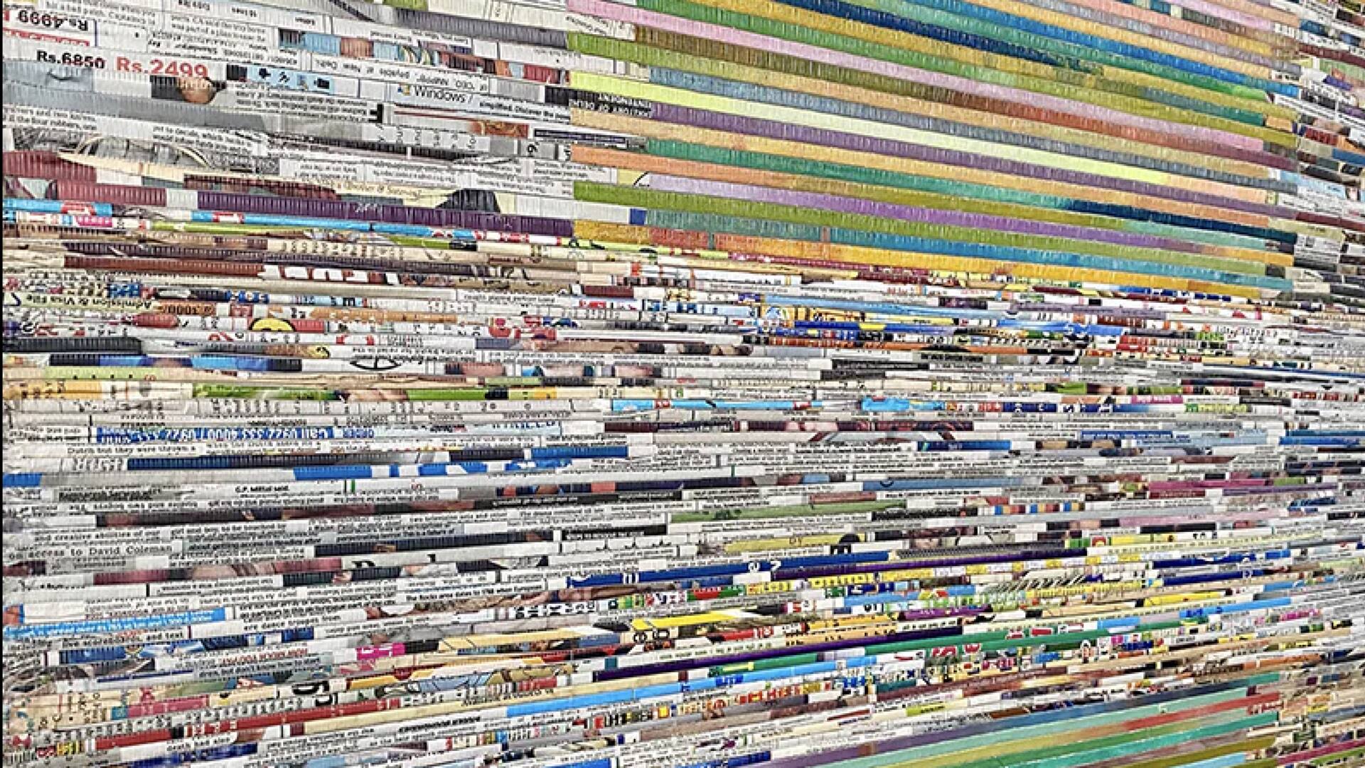 หนังสือพิมพ์และสีแปลงร่างเป็นงานศิลปะตกแต่งผนังสุดเก๋