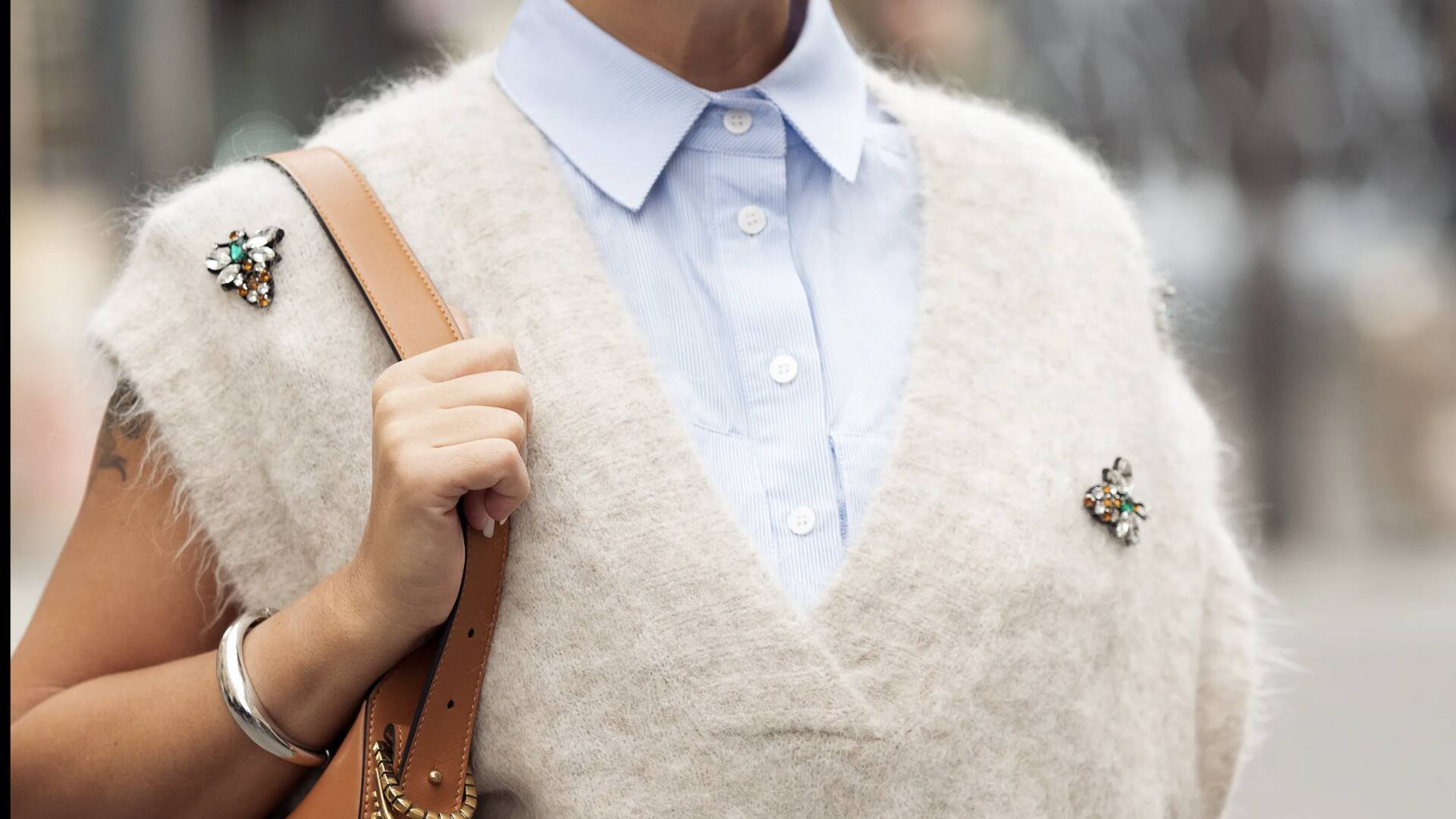 สไตล์การแต่งตัวที่เข้ากับเสื้อกั๊กลายอาร์ไกล์แบบไม่หลุดเทรนด์ 