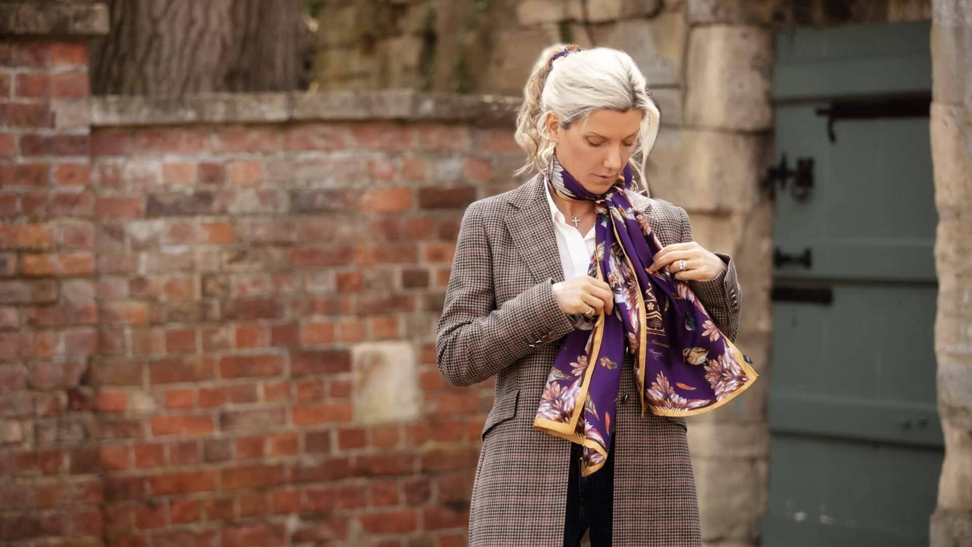 5 วิธีแมตช์ผ้าพันคอเจช์กับชุดยาวเรียบง่ายให้ดูมีสไตล์