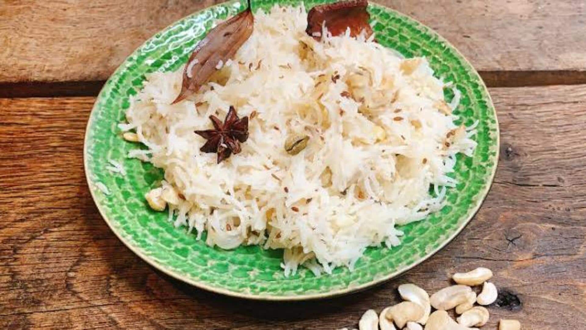 ข้าวโทนกับหอมใหญ่และเครื่องเทศ