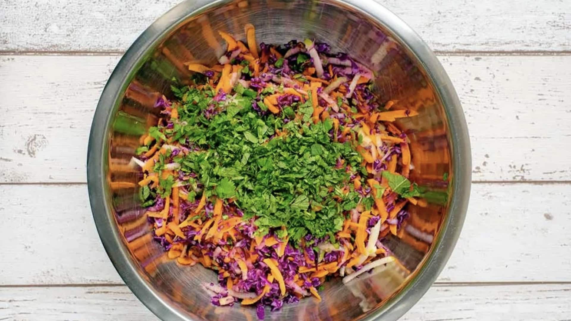 สูตรสลัดกะหล่ำปลีกรอบ ขิงมะนาว โรยงา