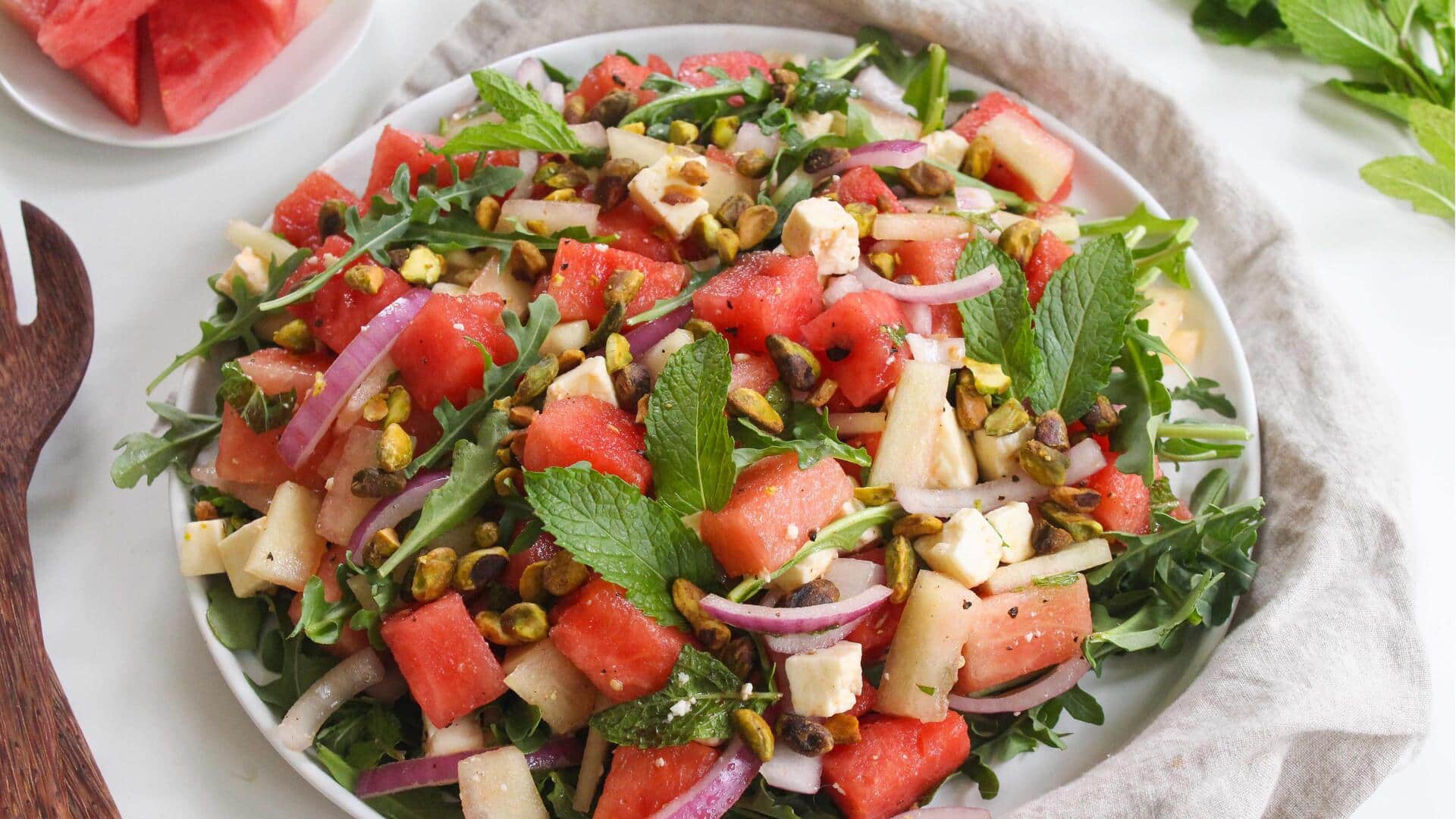 สลัดเปลือกแตงโม เมนูสดชื่นรับหน้าร้อน