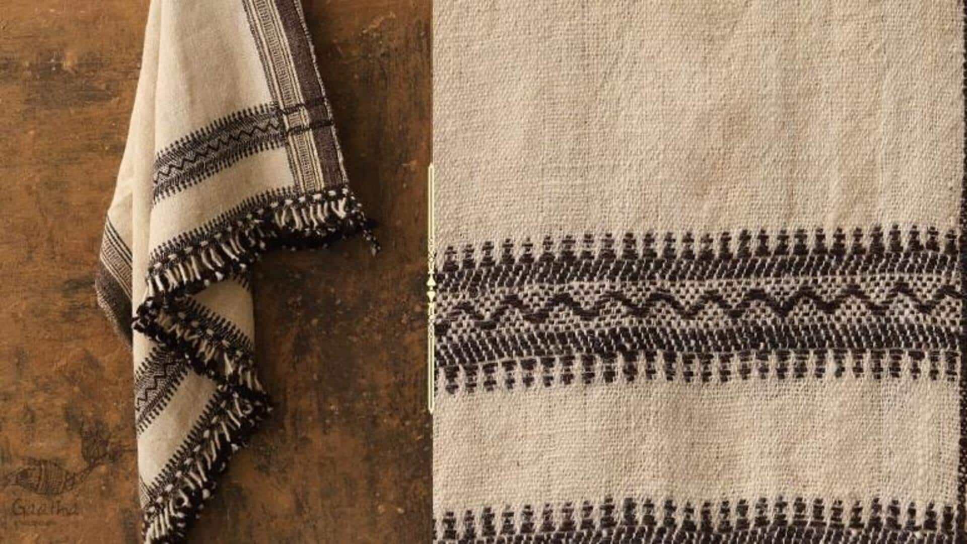 5 ลุคสุดชิคที่แมตช์กับผ้าพันไหล่ทอมือ