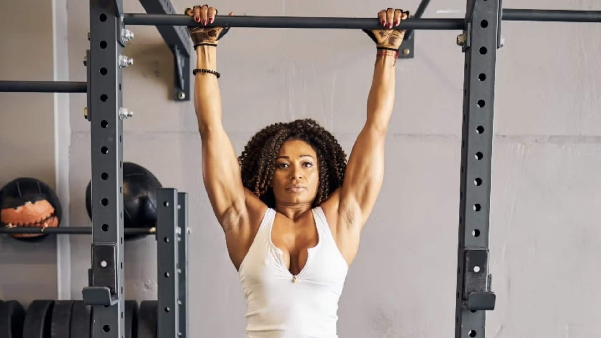 ฝึกท่าเดดแฮงเพื่อเสริมความแข็งแรงของร่างกายส่วนบน