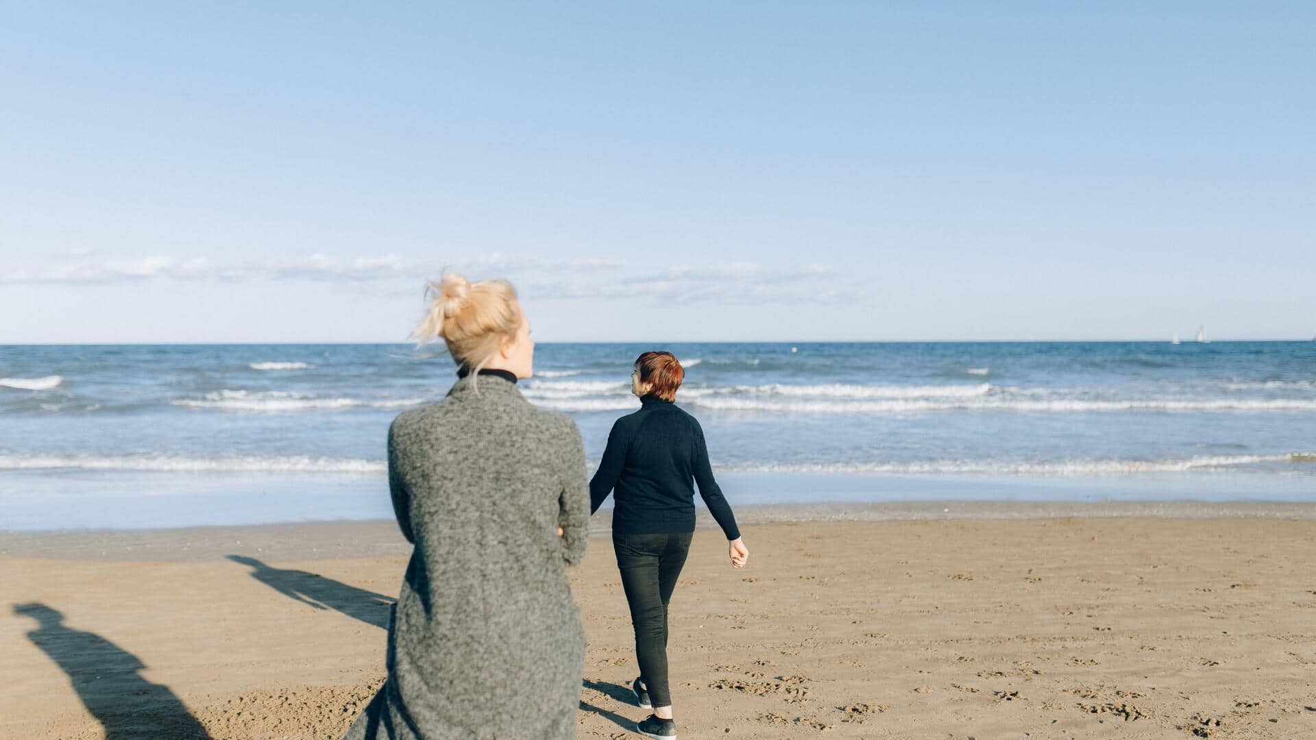 เดินชายหาดอย่างมีสติ: 5 วิธีเติมพลังใจและฟื้นฟูจิตใจ
