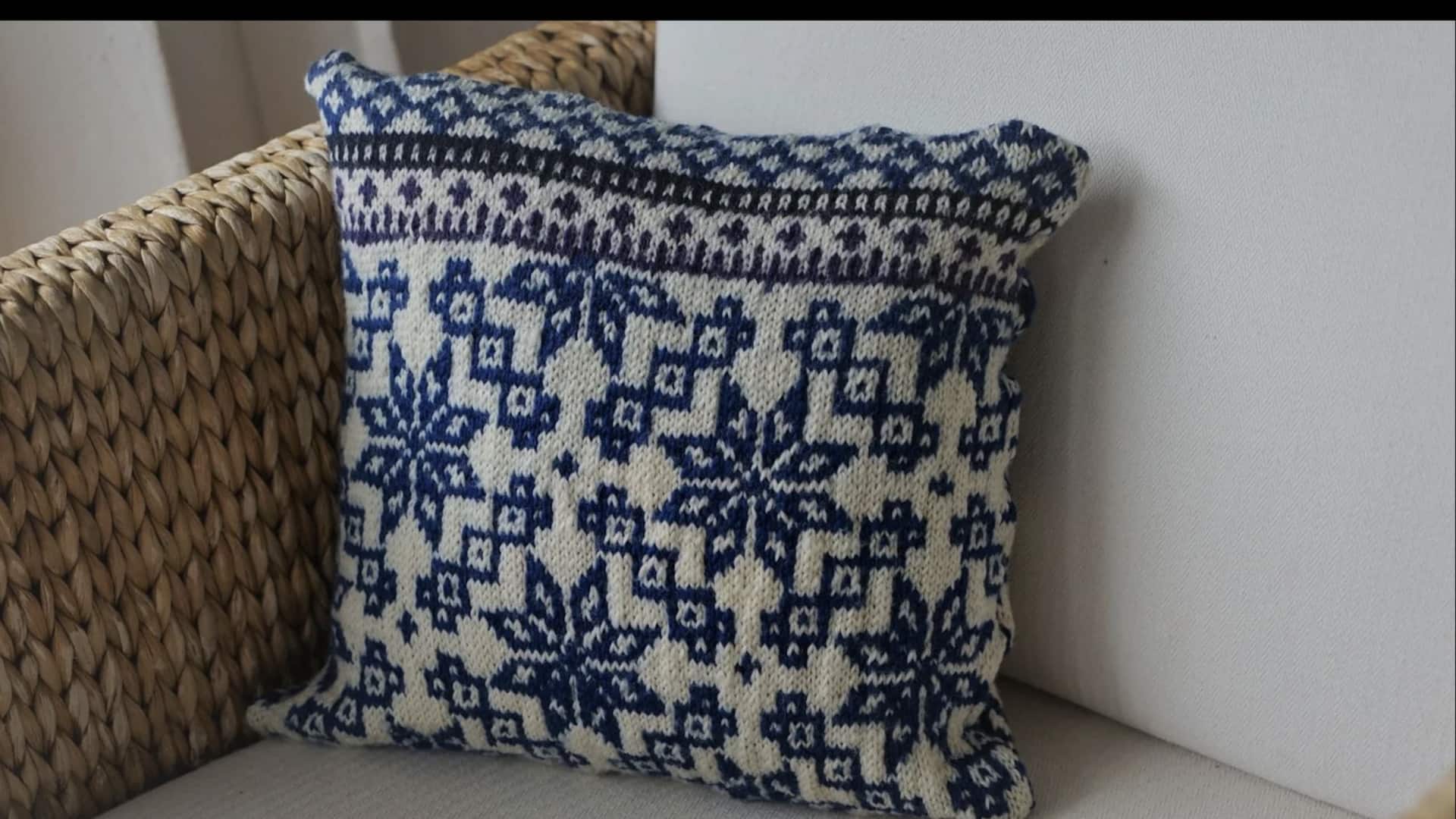 เสื้อสเวตเตอร์เก่า กลายเป็นปลอกหมอนอิงสุดคุ้มค่า