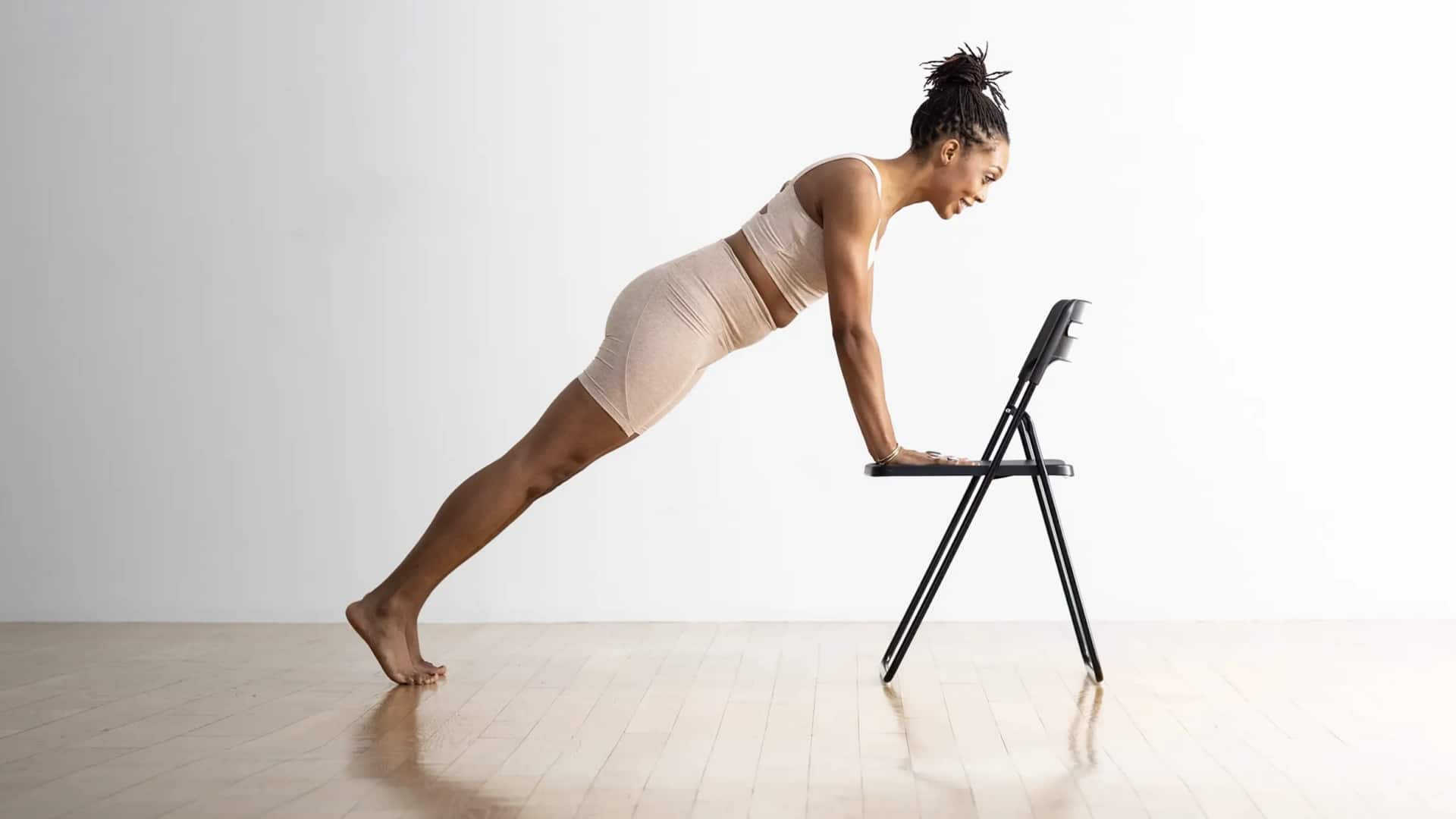 ฝึกท่าแพลงก์เพื่อเพิ่มความยืดหยุ่นของหลัง 