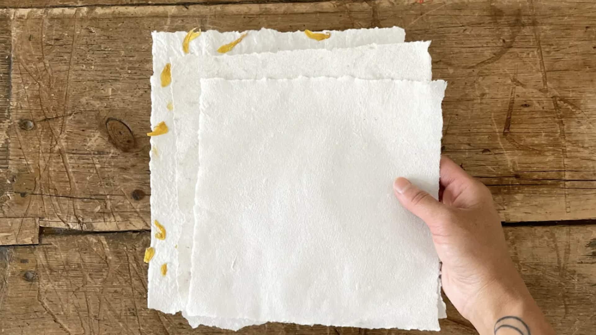 DIY กระดาษทำมือจากหนังสือพิมพ์เก่า DIY กระดาษทำมือจากหนังสือพิมพ์เก่า