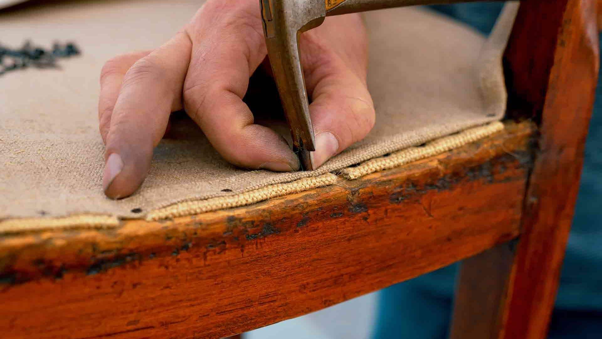 ซ่อมเฟอร์นิเจอร์ไม้ที่ส่งเสียงเอี๊ยดอ๊าดแบบประหยัดงบ