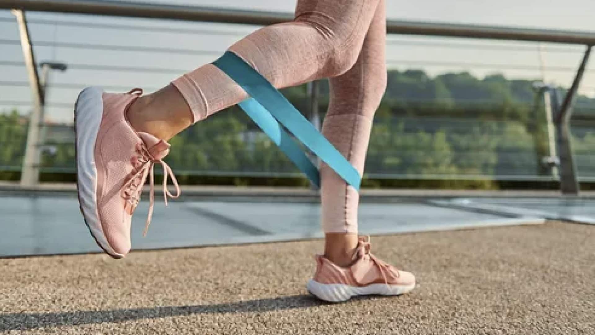 ฝึกสลับขาถอยหลังพร้อมแรงต้าน เพิ่มความทนทาน