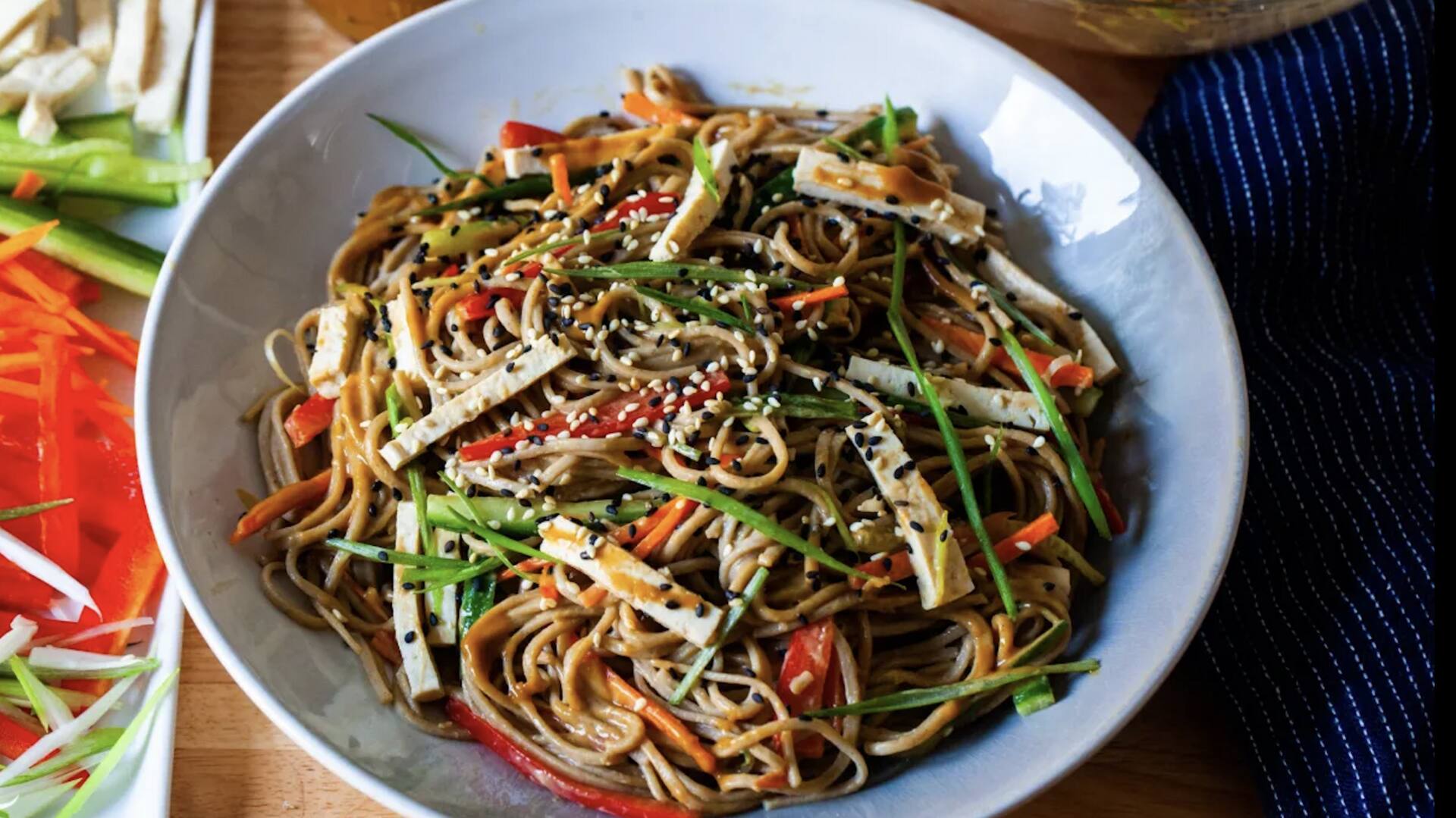 เส้นโคลราบีสมุนไพรกับถั่วลิสงกรอบ