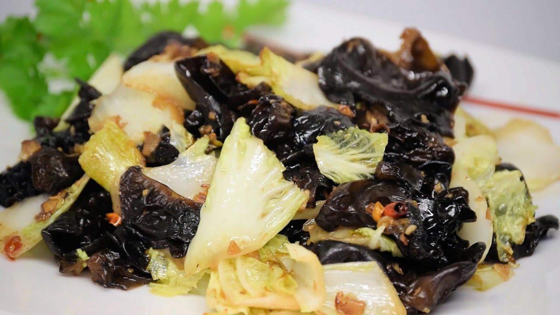 กะหล่ำปลีผัดเห็ดหูหนู เมนูรสเข้ม เคี้ยวกรอบอร่อย