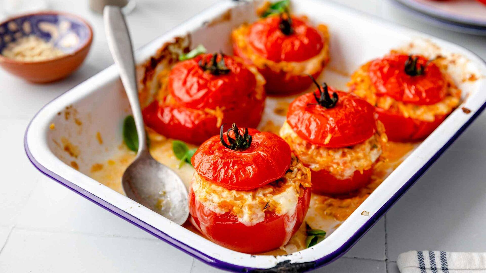 มะเขือเทศยัดไส้ข้าวสมุนไพร เสิร์ฟคู่โยเกิร์ตเครื่องเทศ