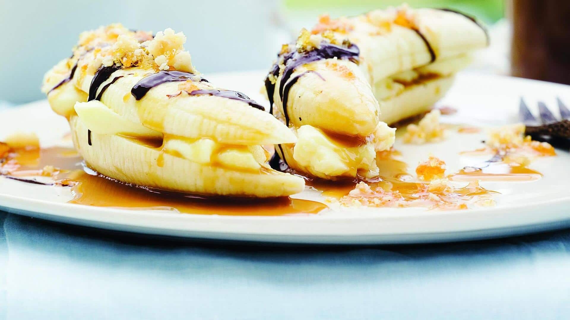 สูตรสร้างสรรค์โรลกล้วยถั่วแมคาเดเมีย ราดซอสกะทิหอมมัน