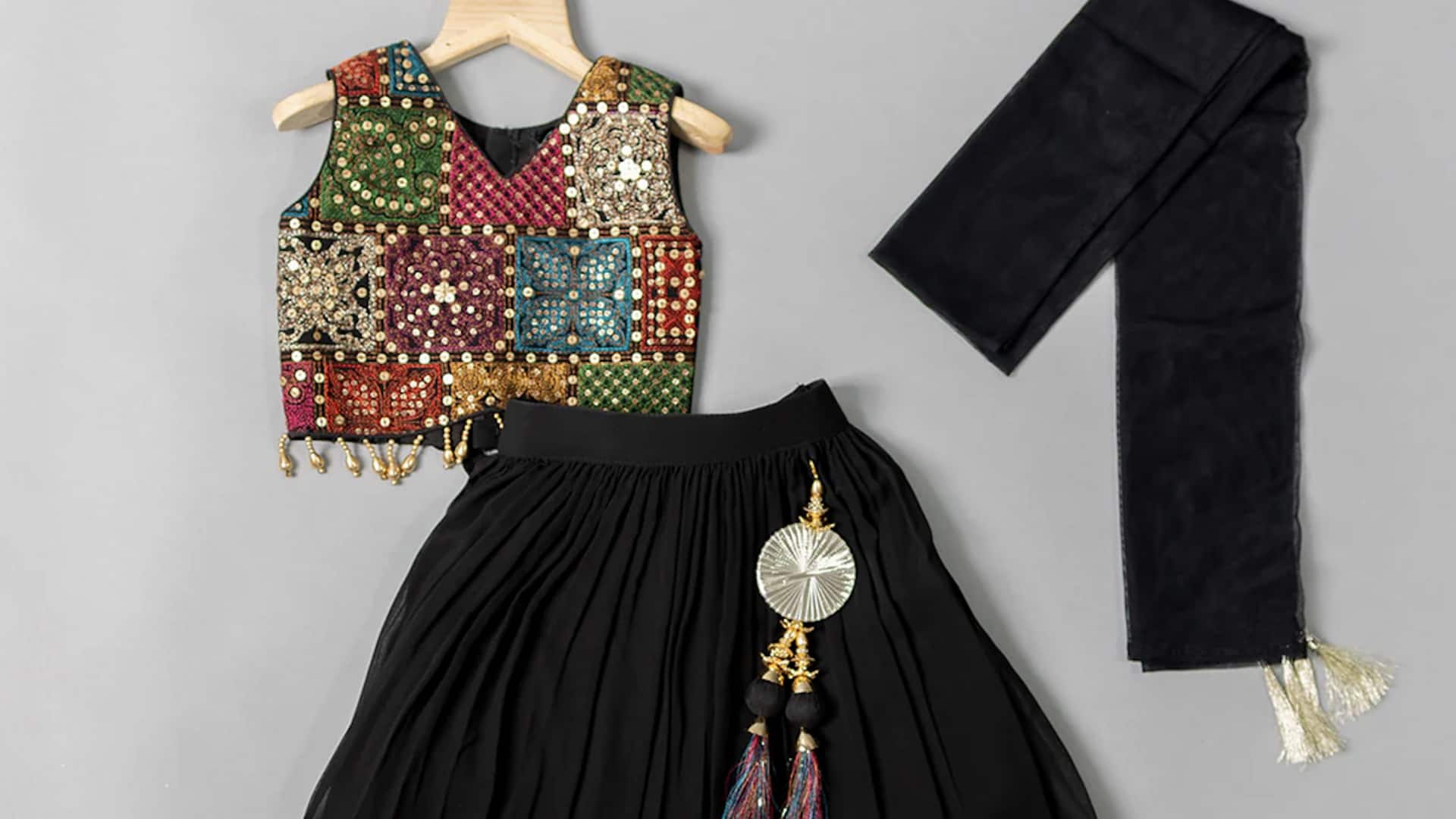 5 สไตล์เสื้อแมตช์กับเลเฮนก้าโคลีได้อย่างลงตัว