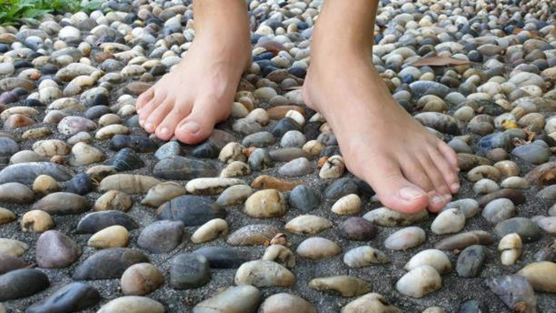 เดินบนก้อนกรวดเพื่อผ่อนคลายเท้าที่เหนื่อยล้าอย่างธรรมชาติ