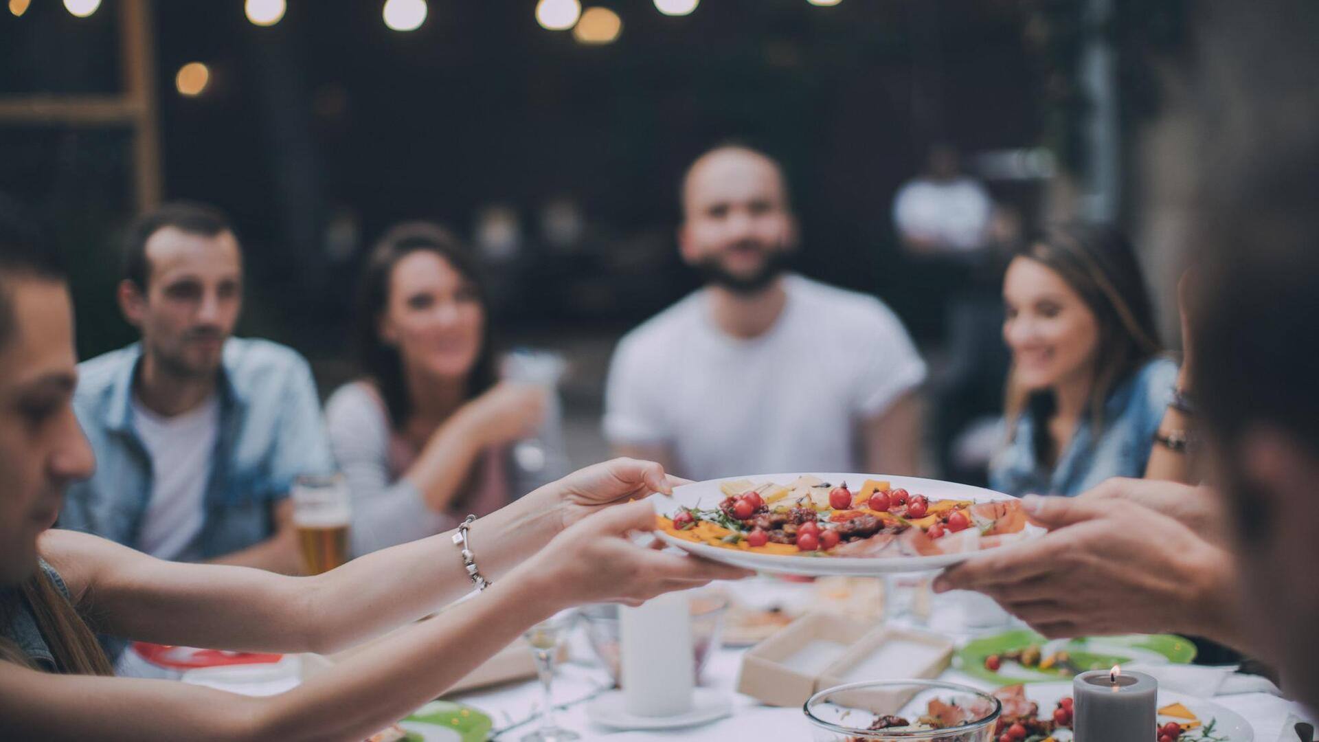 จัดคืนอาหารเย็นแบบไร้อุปกรณ์ทุกสัปดาห์