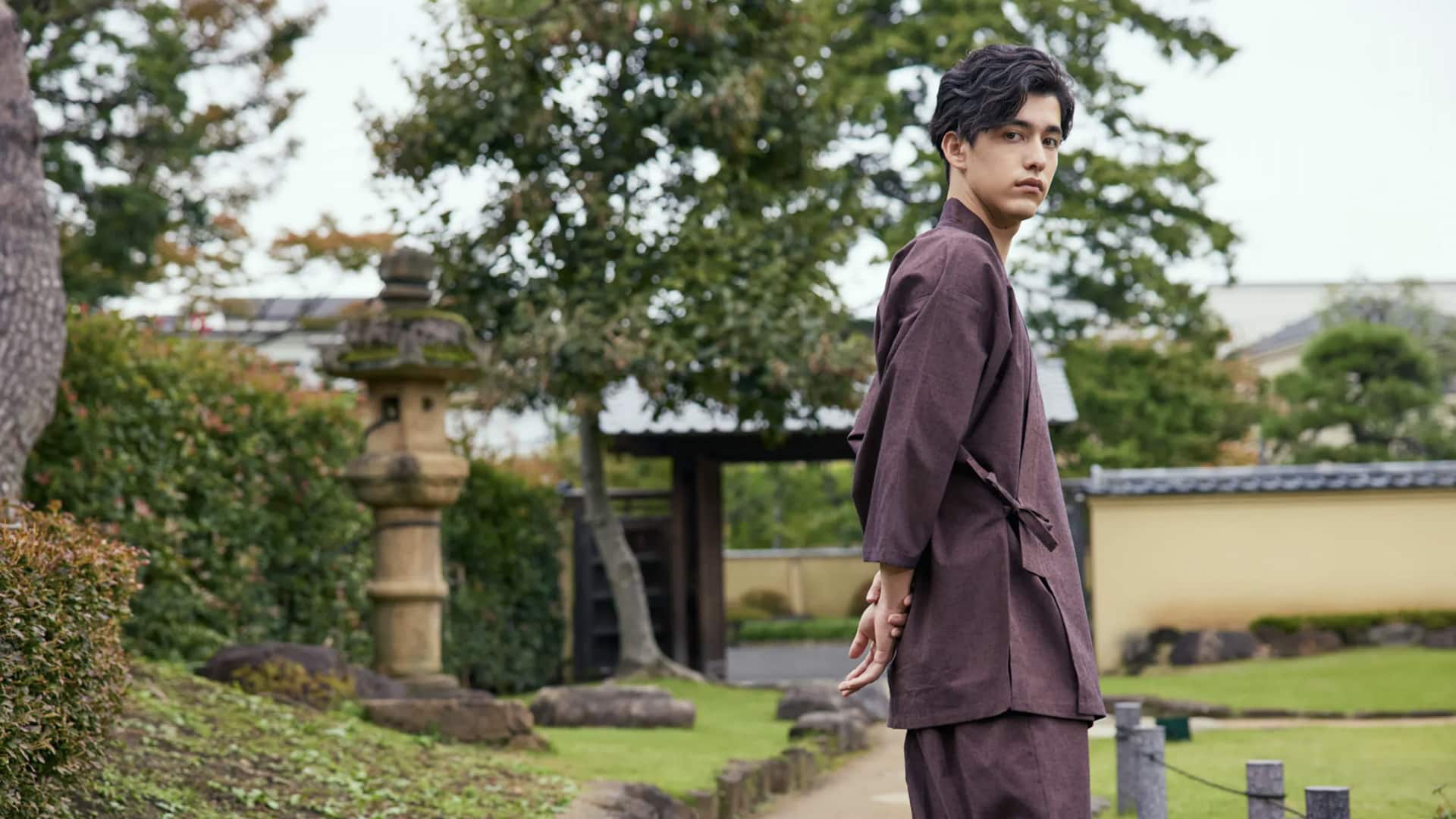 สไตล์กิโมโนที่เข้ากับกางเกงสั่งตัดได้อย่างลงตัว