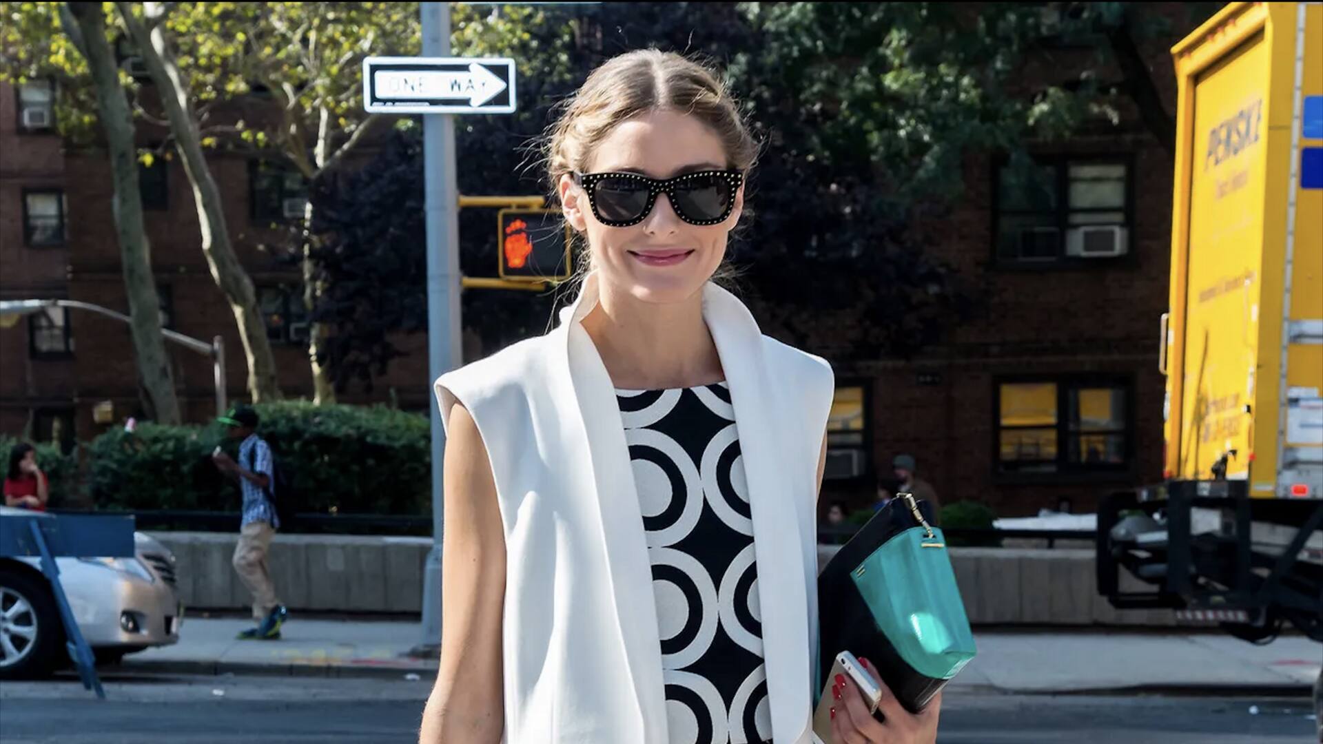 5 ไอเดียแต่งตัวกับเสื้อคลุมแขนกุดให้ดูดีมีสไตล์