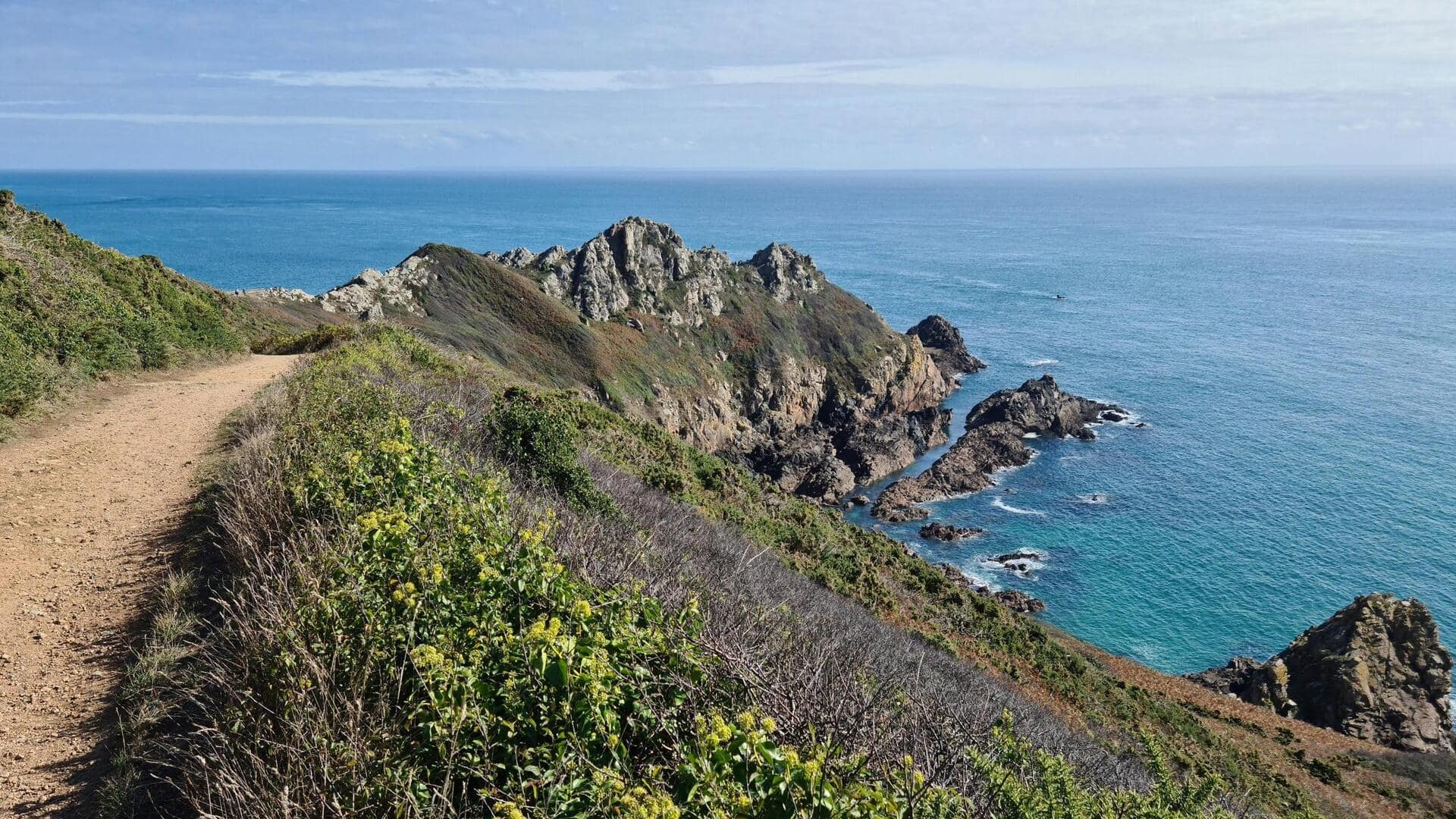 เดินชมวิวหน้าผาที่เกิร์นซีย์: เส้นทางชมวิวสวยงามที่ไม่ควรพลาด