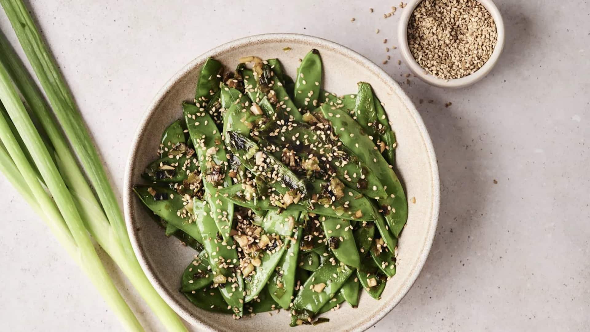 เมนูถั่วลันเตาผัดงาดำกับต้นหอม