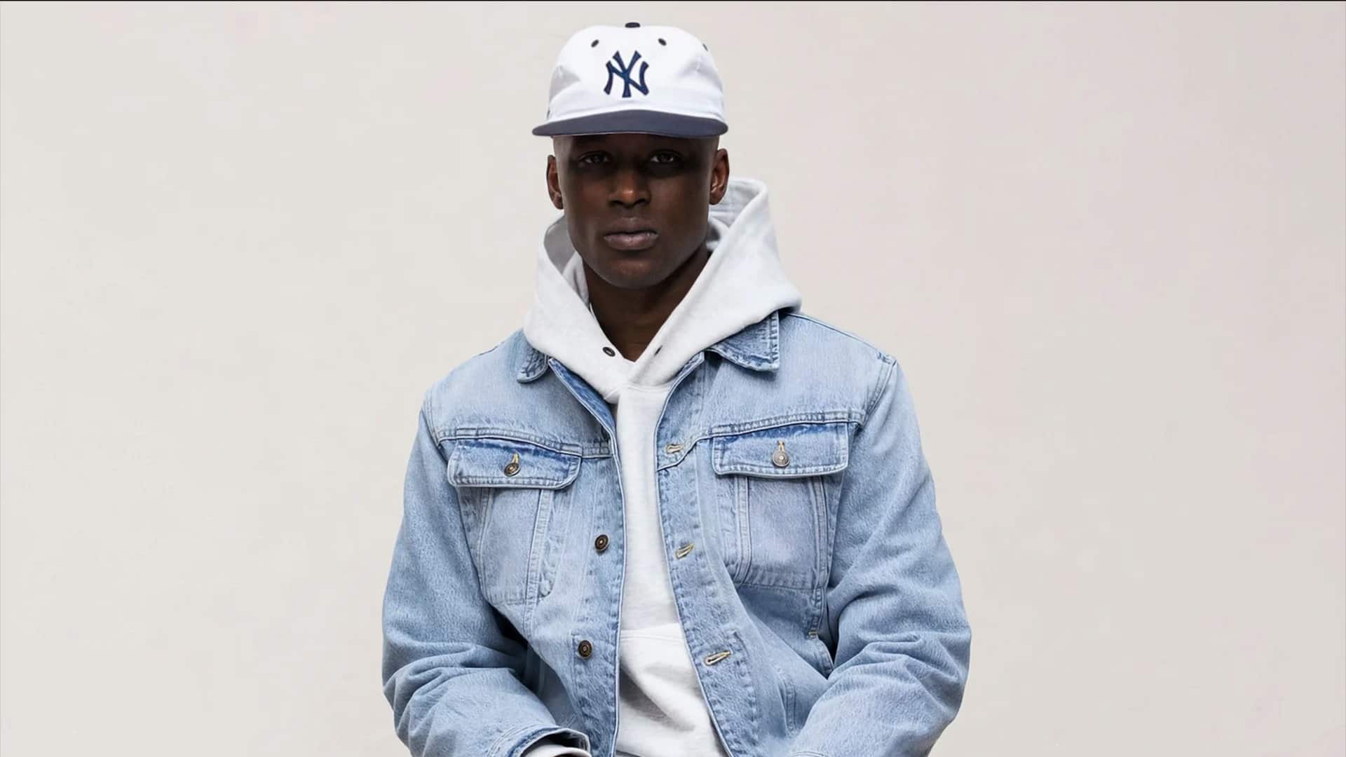 สไตล์ที่แมตช์กับเสื้อแจ็คเก็ตยีนส์ได้ลงตัว