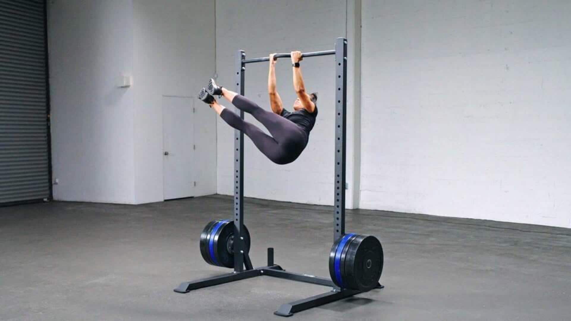 ฝึกท่าวินด์ชิลด์ไพเพอร์นอนพื้นเพื่อกล้ามท้องแข็งแรง