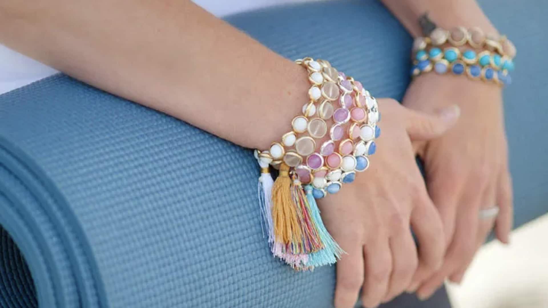 สไตล์การใส่สร้อยข้อมือลูกปัดให้แมตช์กับทุกลุค สไตล์การใส่สร้อยข้อมือลูกปัดให้แมตช์กับทุกลุค