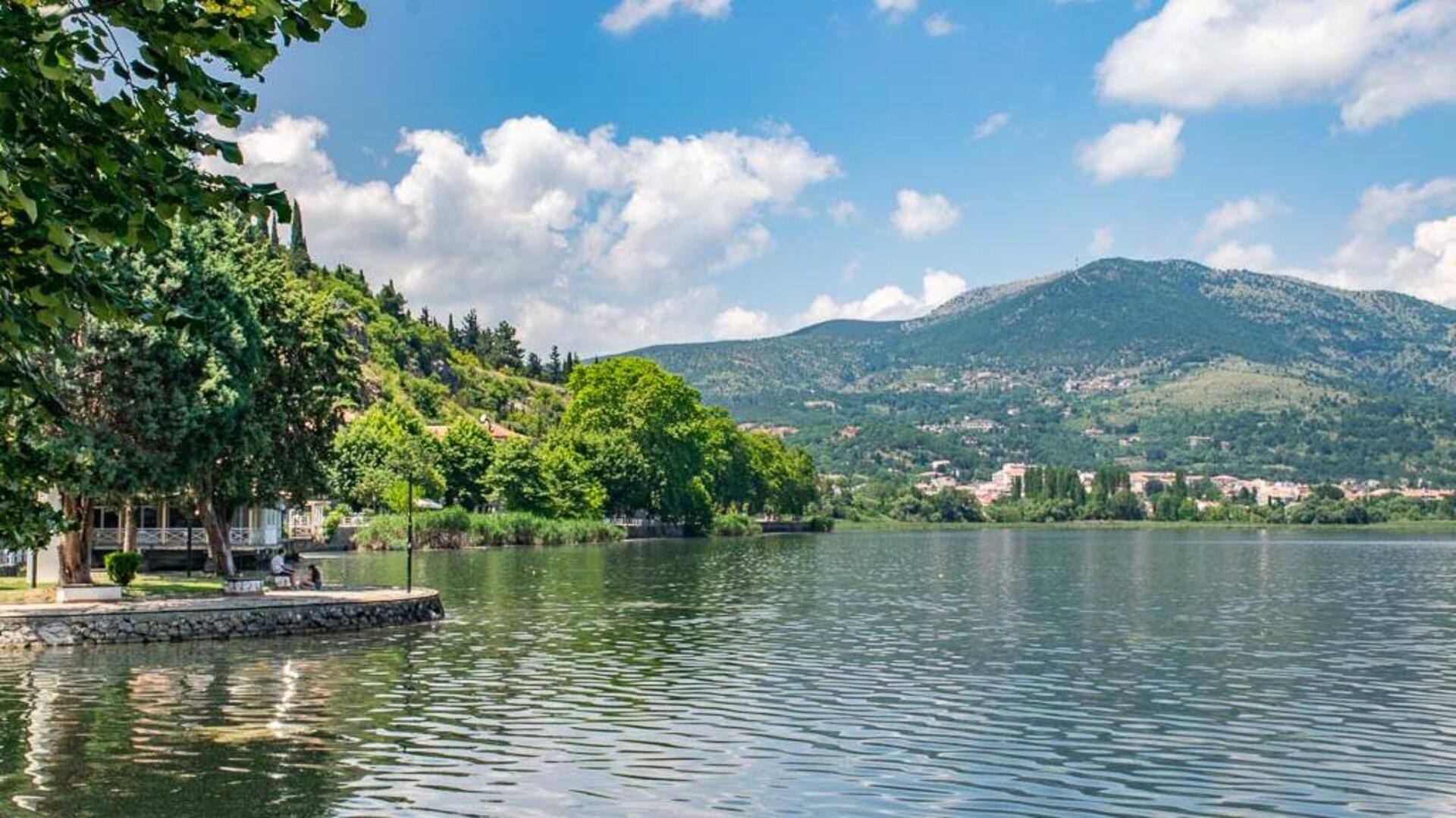 หมู่บ้านริมทะเลสาบที่สวยงามในกรีซเหนือ