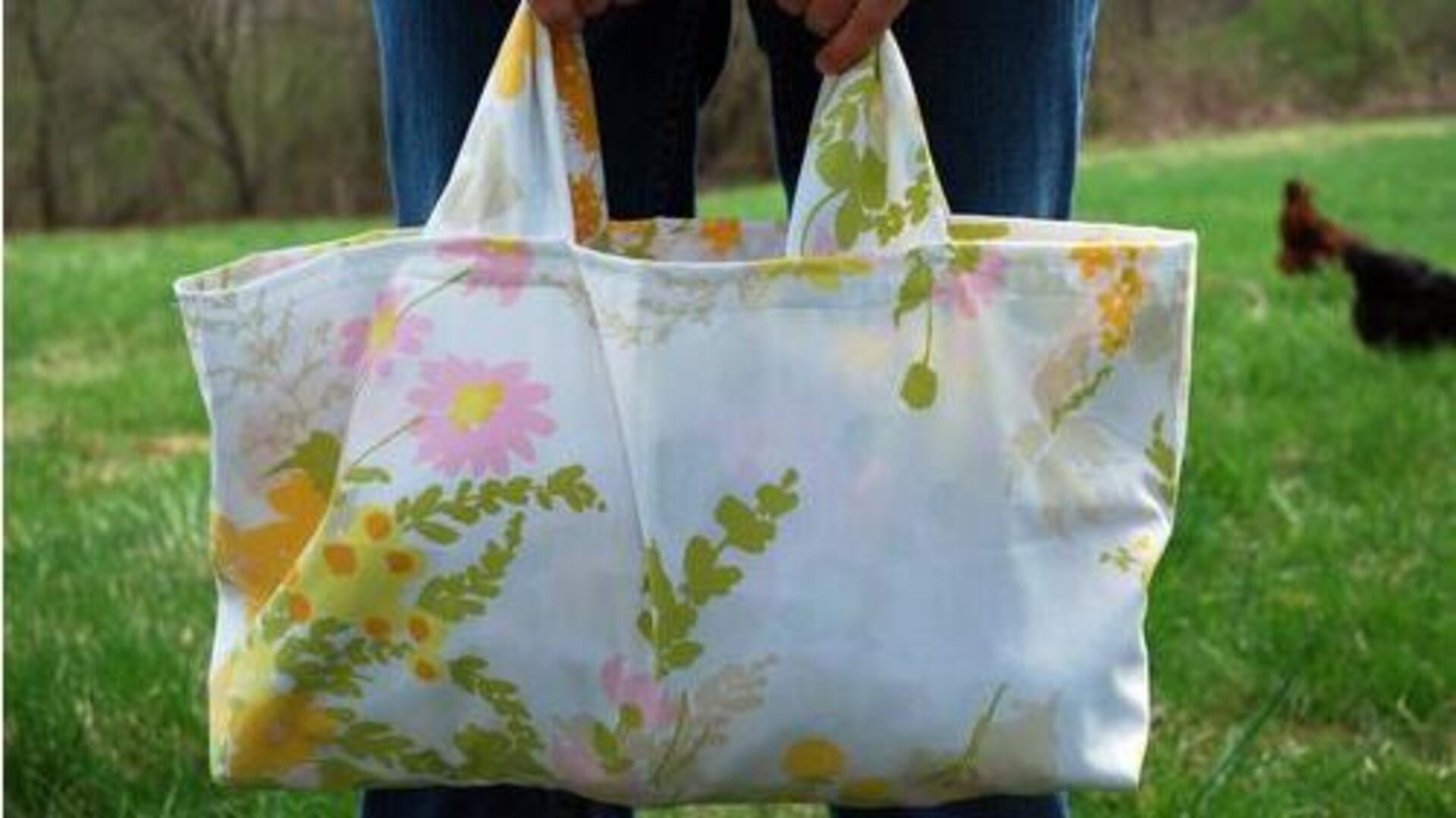 DIY กระเป๋าผ้าสุดเก๋จากปลอกหมอนเก่า DIY กระเป๋าผ้าสุดเก๋จากปลอกหมอนเก่า