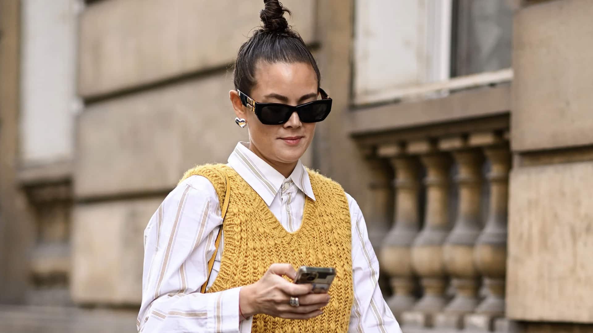 5 สไตล์แฟชั่นที่เข้ากับเสื้อกั๊กปักลายได้ดีที่สุด