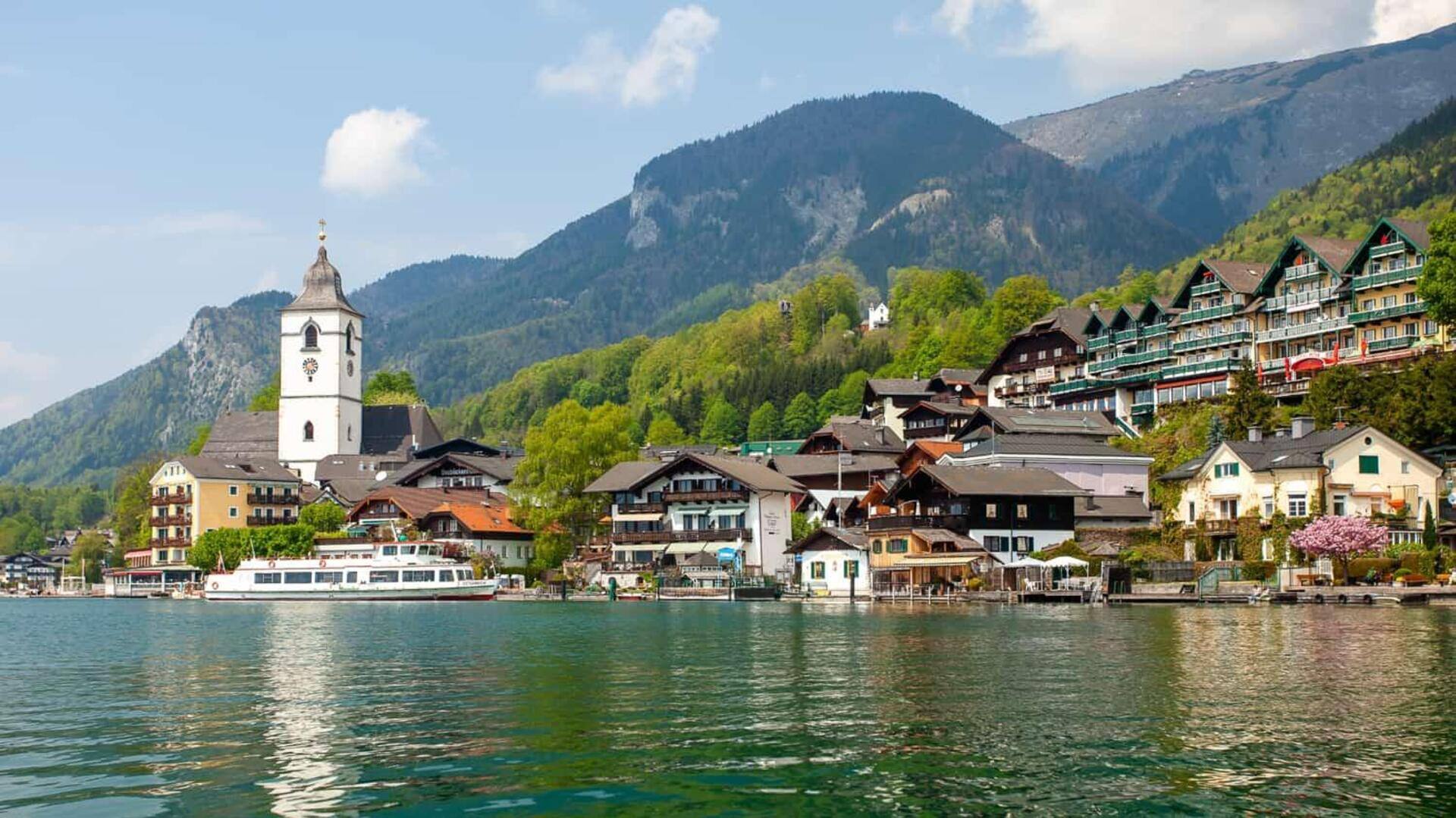 หมู่บ้านอันเงียบสงบในอัลไพน์เขียวชอุ่มของออสเตรีย