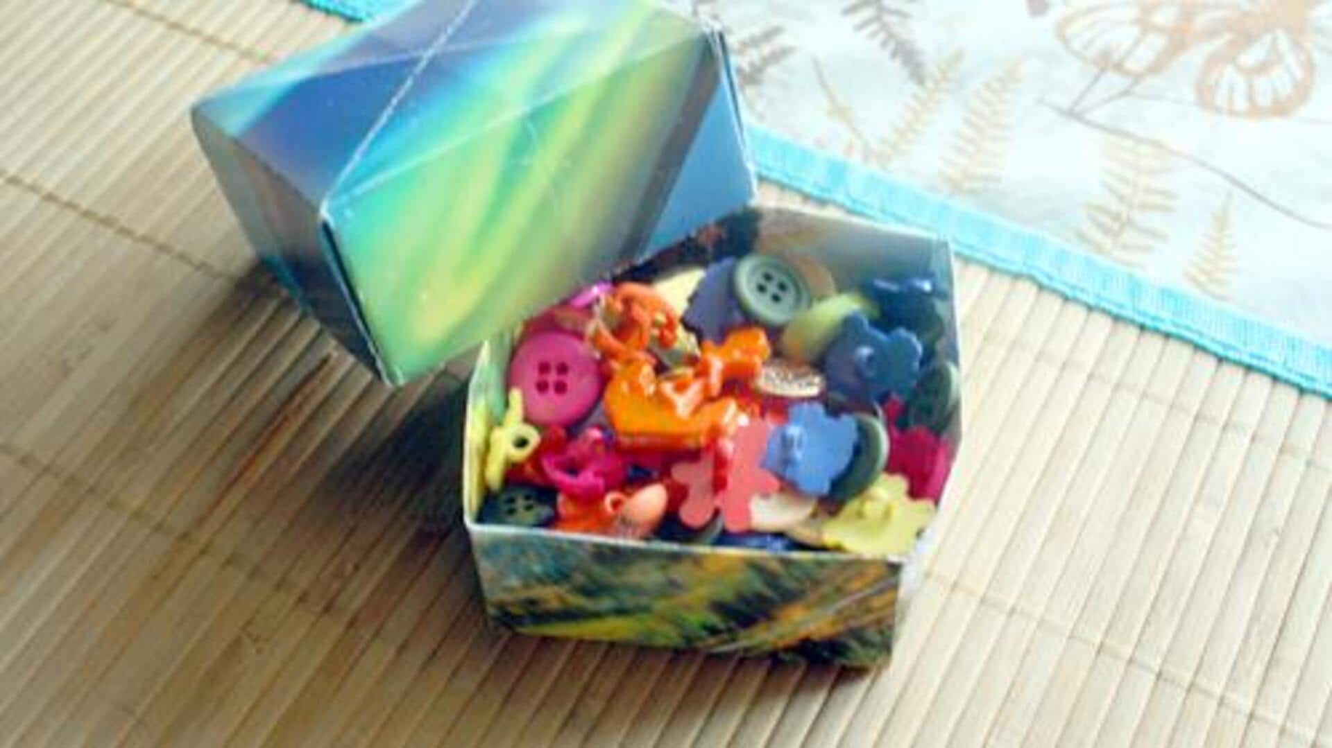 รีไซเคิลปฏิทินเก่าเป็นกระดาษออริกาม่าสีสดใส