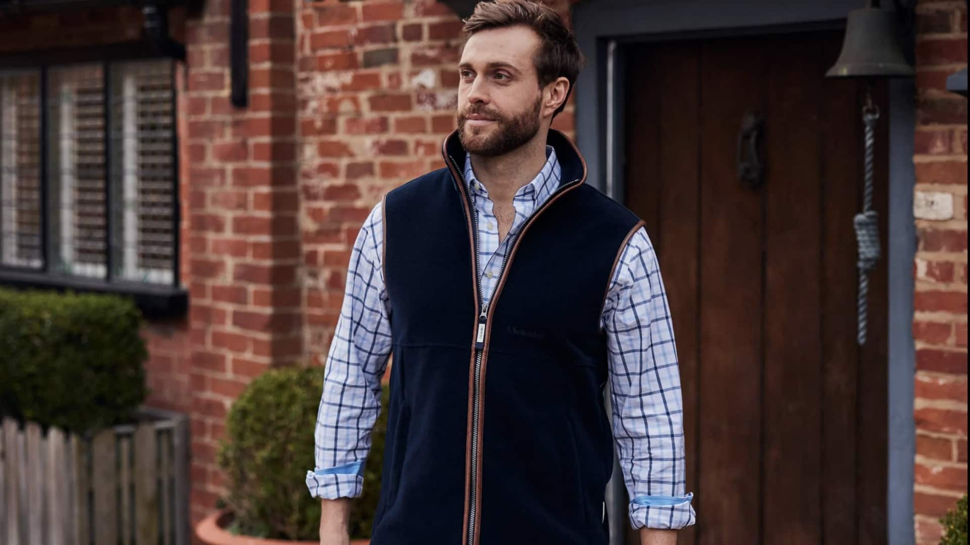 5 สไตล์เสื้อกั๊กควิลท์ที่แมทช์กับเดรสถักดินสอได้ลงตัว