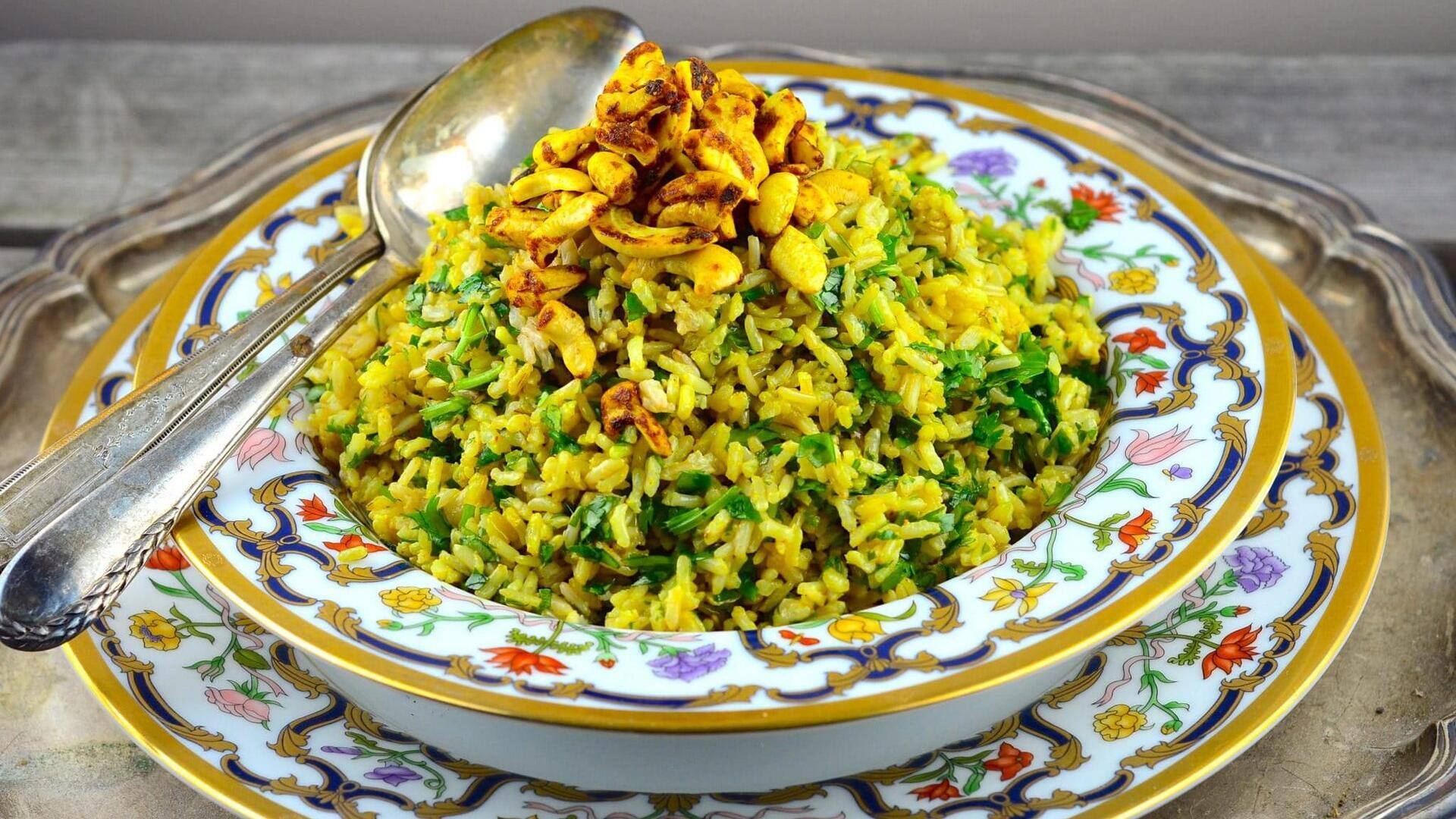 ข้าวขมิ้นหอมกรุ่น เสิร์ฟคู่ถั่วพิสตาชิโอกรอบ