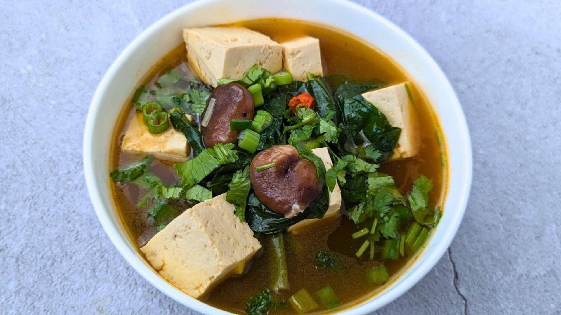 ซุปเต้าหู้เนียนกับดอกต้นหอม เมนูไทยมังสวิรัติที่ทั้งอร่อยและมีคุณค่า