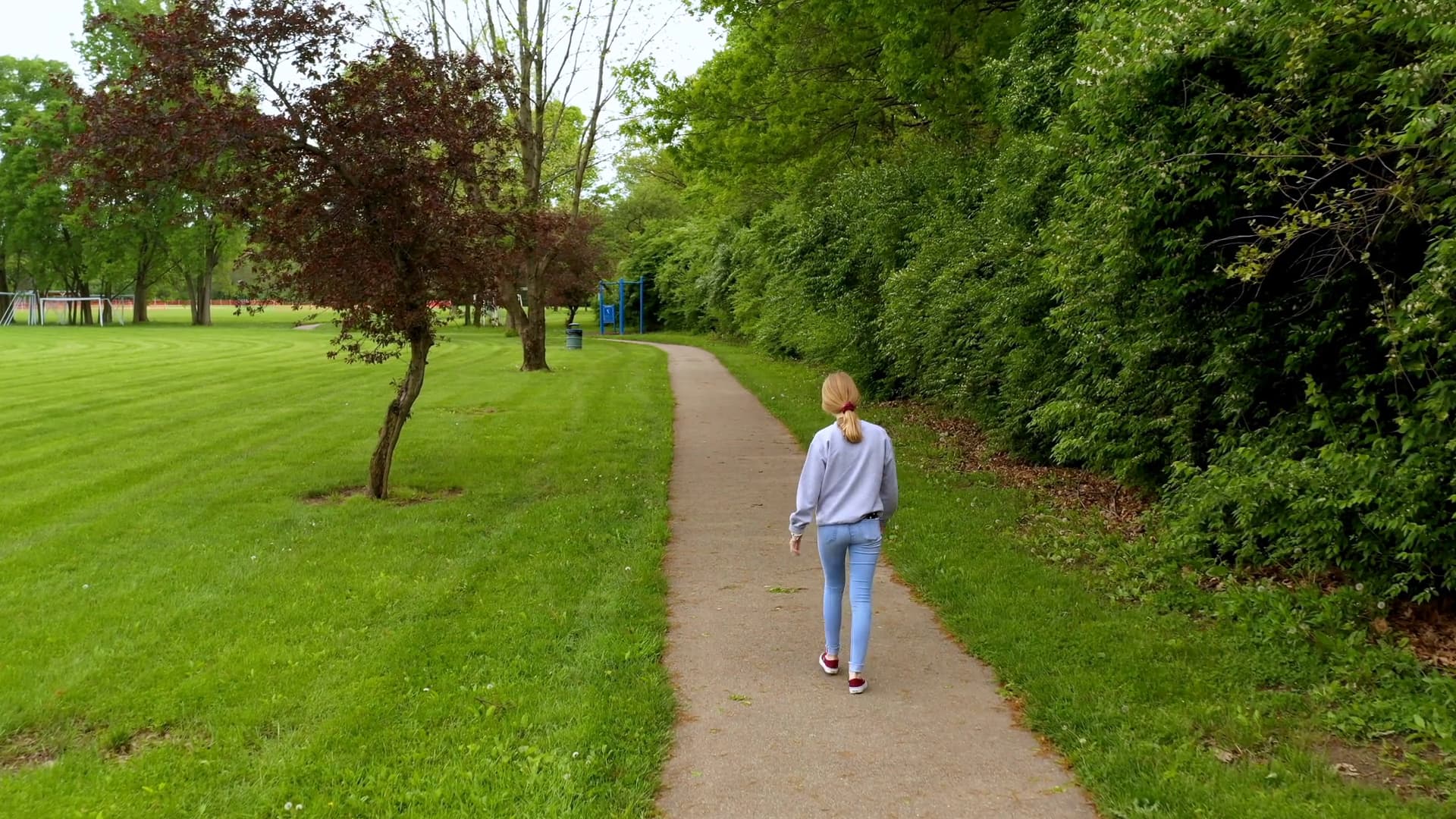 เดินคนเดียวท่ามกลางธรรมชาติ: 5 วิธีฝึกสมาธิ