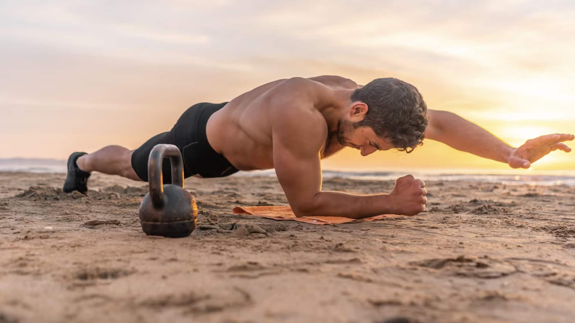 ออกกำลังกายท่าสี่ขาเพื่อเสริมสร้างแกนกลาง