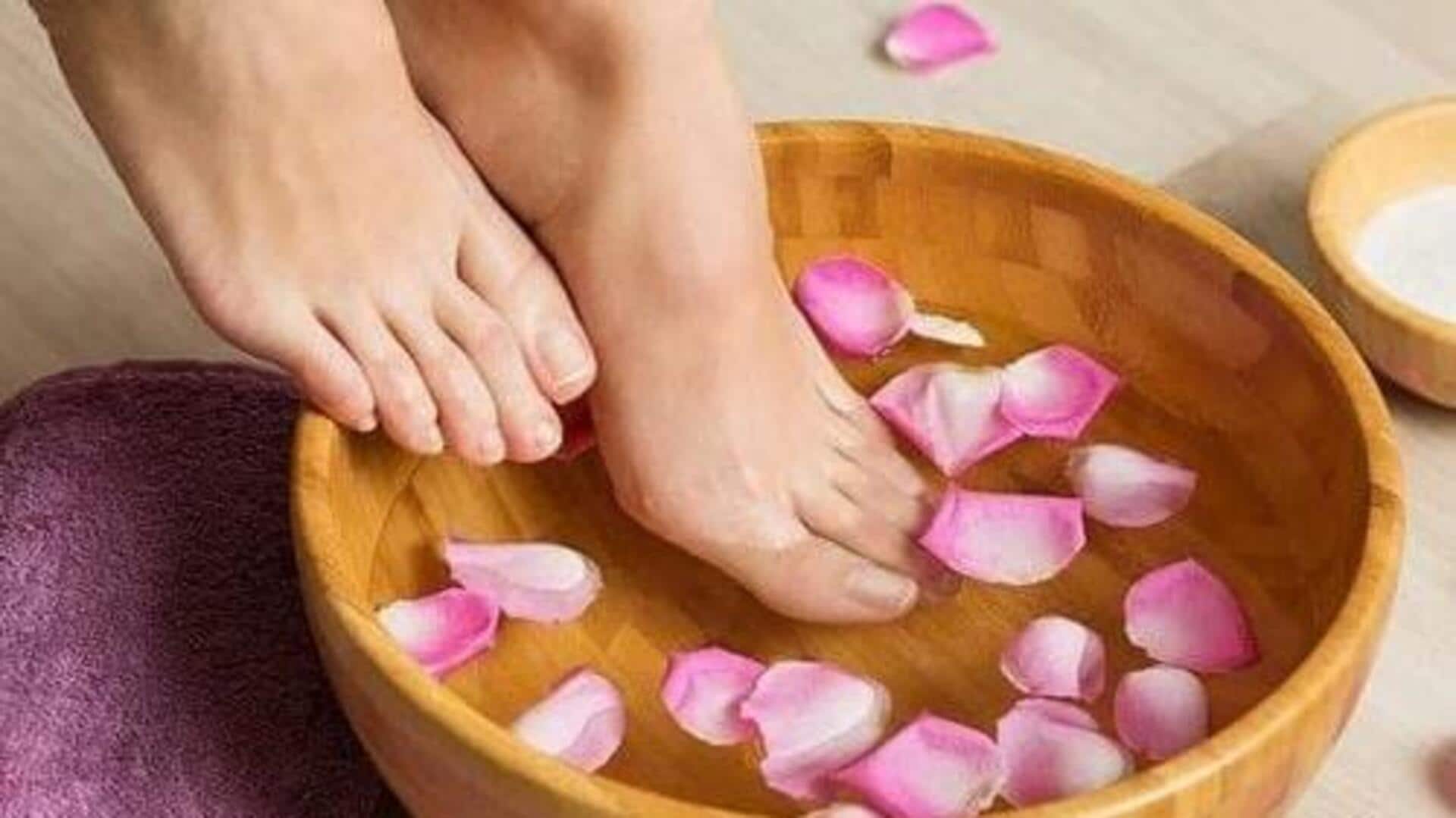 5 วิธีผ่อนคลายด้วยการแช่เท้าในน้ำอุ่น