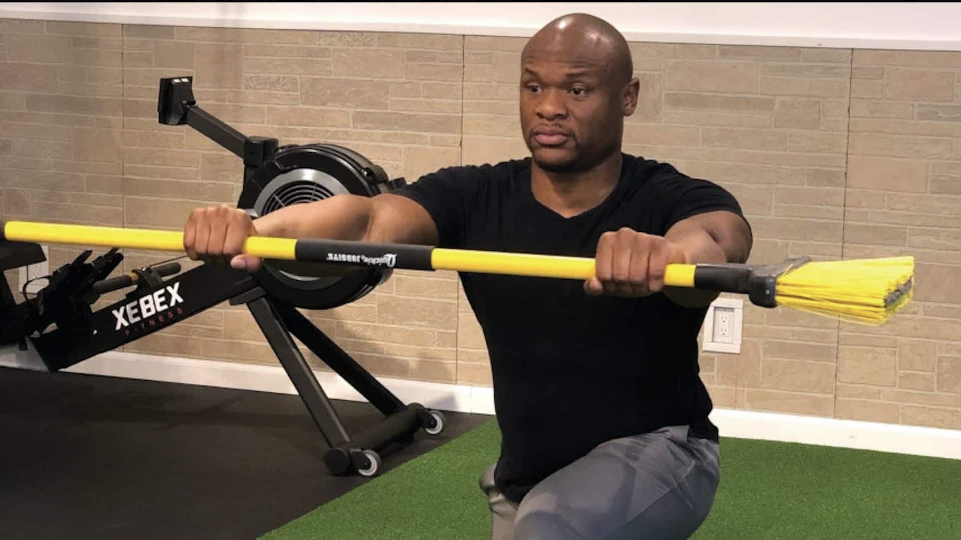 ท่าออกกำลังกายหมุนไม้กวาดขณะยืน และประโยชน์ที่น่าทึ่ง