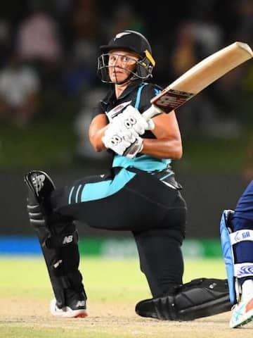 Suzie Bates scripts history with eighth half-century in WT20 WC