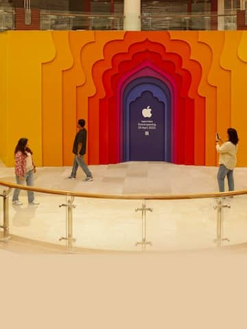 Apple BKC, Apple Saket opening dates