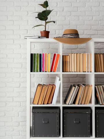 5 ways to organize your bookshelf