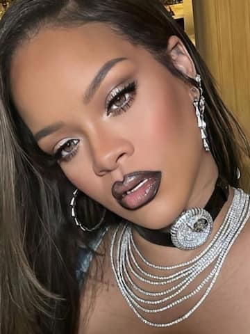 Rihanna wears watch choker of Rs. 5.7cr