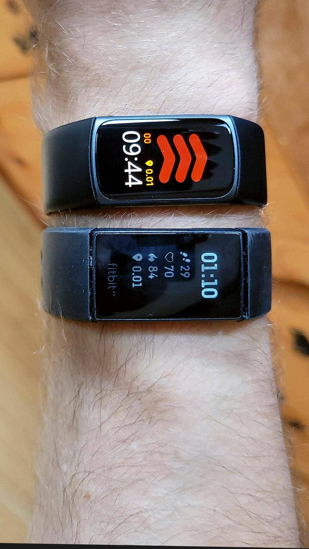 Fitbit charge 2 vs gear fit hot sale 2 pro